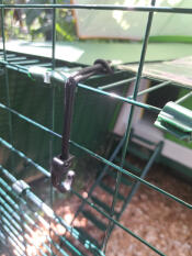 A close up of the Bungee hook on a run.