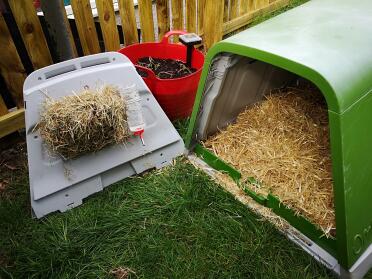 All sorted with fresh hay, water and bedding for superstar_kobie ????