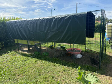 With a tarpaulin it's perfect to have a large shaded area in the large enclosure