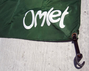 Omlet bungee clip on the sun shade