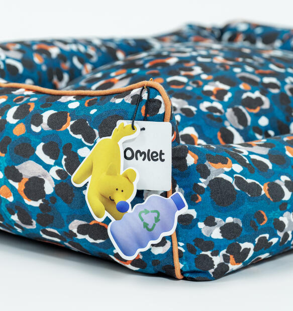 detail of rpet label on sustainable dog bed from omlet