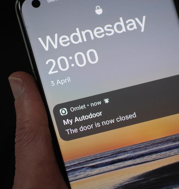 smart phone with autodoor status notifications